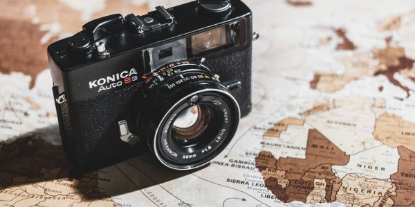 what do travel influencers do